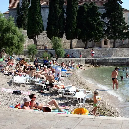 Triple Hvar 141a Guest house 3*
